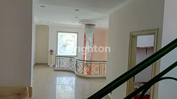 image RUMAH SIAP HUNI 3.5 LANTAI KUTISARI INDAH SELATAN SURABAYA (7)