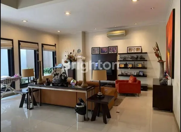 image RUMAH LUX GRAHA FAMILI FAVORIT DEKAT WIYUNG, PAKUWON MALL (2)