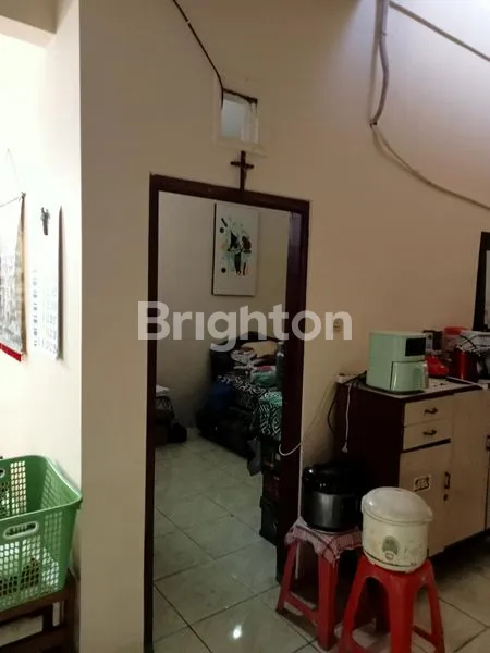 image TURUN HARGA !!! RUMAH BESAR TENGAH KOTA, BENTUK LIMASAN, MODEL UNIK ARTISTIK, ADA KOLAM IKAN, STRATEGIS, AKSES KE JALAN BESAR, LINGKUNGAN AMAN, 1 KM DARI TITIK NOL ( MALIOBORO), 200 M DARI KERATON PAKUALAMAN. SIAP HUNI. (3)