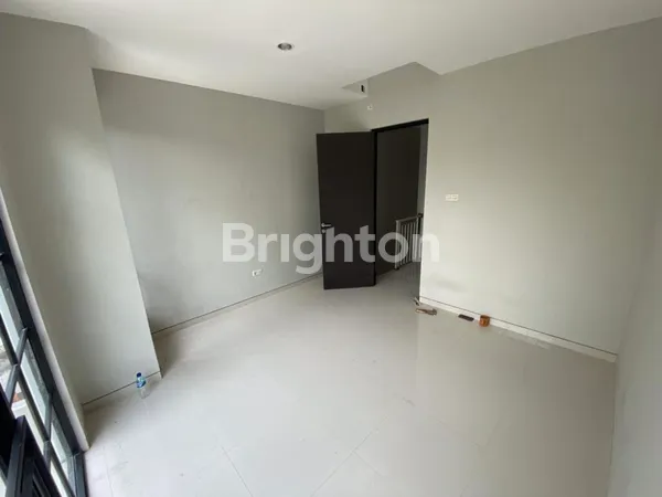 image RUMAH WIGUNA, HADAP SELATAN, 2LANTAI, SHM (2)