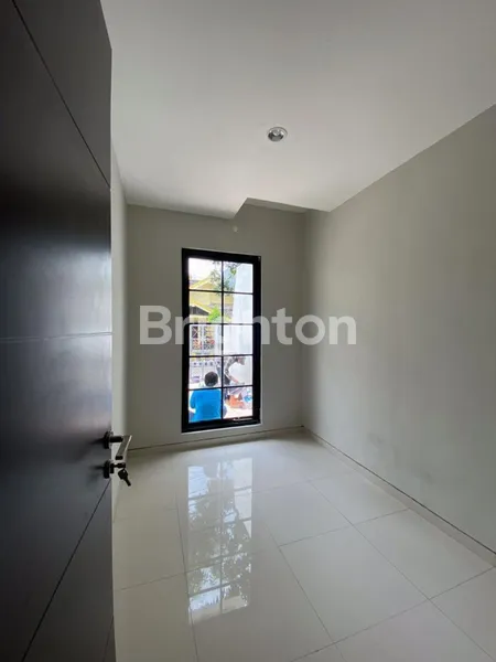 image RUMAH WIGUNA, HADAP SELATAN, 2LANTAI, SHM (3)