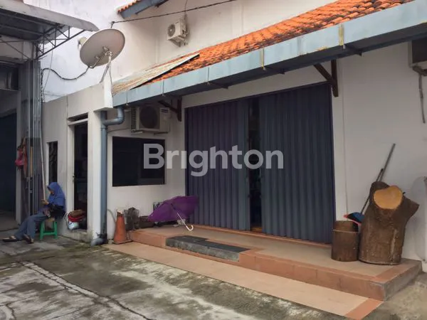 image JUAL RUMAH BUTUH UANG ADA GUDANG CUKUP BESAR (3)