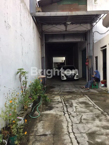 image JUAL RUMAH BUTUH UANG ADA GUDANG CUKUP BESAR (4)