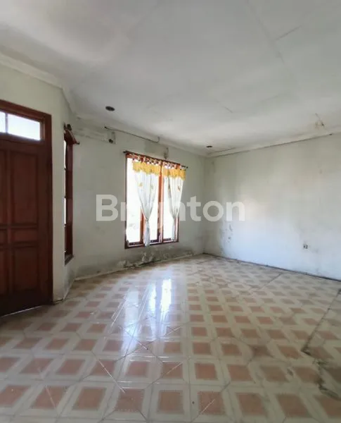 image RUMAH 2 LANTAI SIAP HUNI!! LOKASI NUSUKAN DEKAT PASAR!! DEKAT MANA MANA (4)