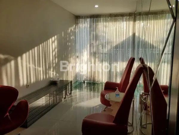 image RUMAH MEWAH DI KOMPLEKS ARAYA (2)