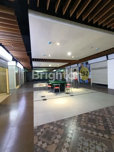 image RUANG USAHA DI PUSAT GROSIR SOLO SELANGKAH DARI SLAMET RIYADI (2)