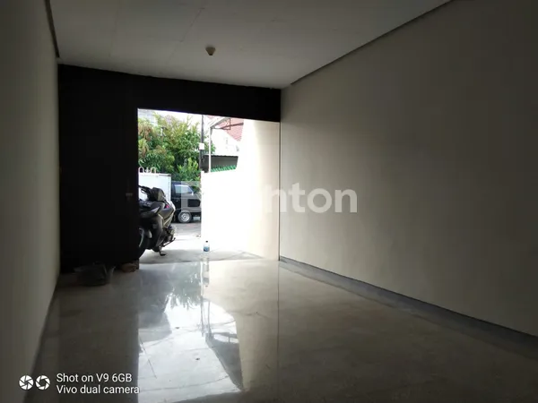 image RUMAH SIAP HUNI MANYAR KARTIKA KONDISI BAGUS STRATEGIS (5)