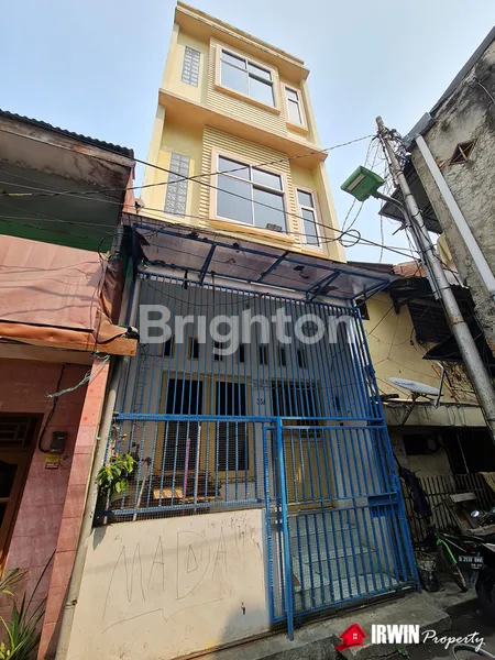 RUKO 3 LANTAI DEKAT LOKASI STRATEGIS KOTA