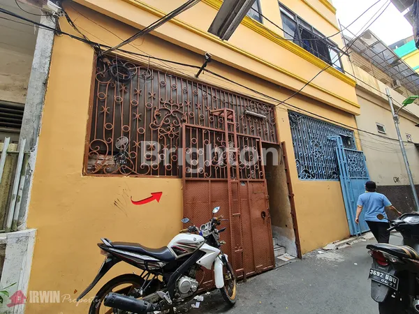 RUKO GANDENG 3 LANTAI DI LOKASI STRATEGIS PUSAT PERDAGANGAN KOTA