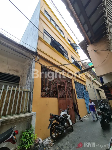 RUKO GANDENG 3 LANTAI DI LOKASI STRATEGIS PUSAT PERDAGANGAN KOTA