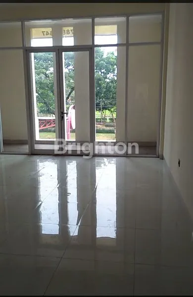 RUKO 2 1/2 LANTAI PINGGIR JALAN VIEW DEPAN TAMAN BKT