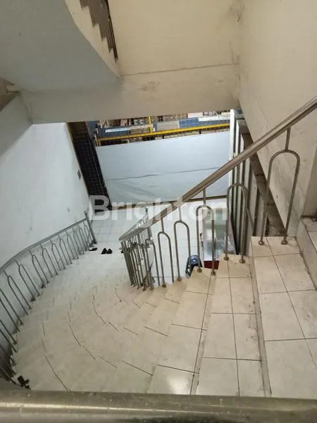 image RUMAH BESAR SPEK MEWAH 3 LANTAI FULL BANGUNAN + ROOFTOP DI JALAN RAYA GODEAN  KM 2,8 - DEKAT MIROTA GODEAN. (3)