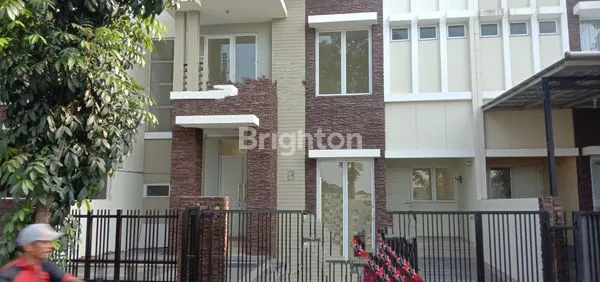 image RUMAH CANTIK DAN MEWAH, DI CLUSTER WEST ESPLANADE GRAND WISATA BEKASI DI JALAN UTAMA (1)