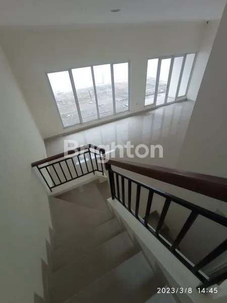 image RUMAH CANTIK DAN MEWAH, DI CLUSTER WEST ESPLANADE GRAND WISATA BEKASI DI JALAN UTAMA (5)