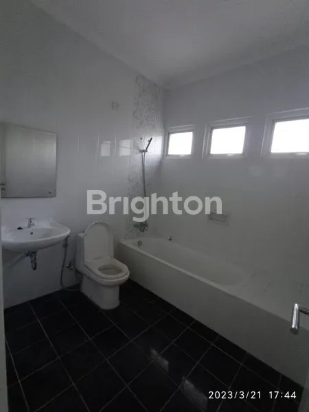 image RUMAH CANTIK DAN MEWAH, DI CLUSTER WEST ESPLANADE GRAND WISATA BEKASI DI JALAN UTAMA (8)