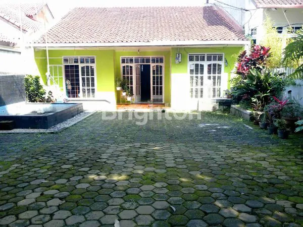 image RUMAH LAMA LOKASI STRATEGIS DI TUBAGUS ISMAIL BANDUNG (1)