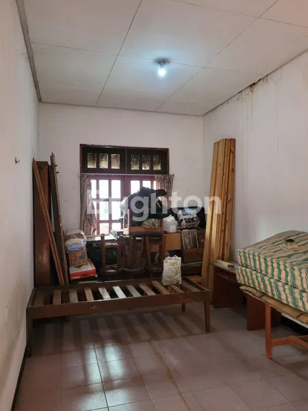 image RUMAH TUMAPEL DEKAT PUSAT KOTA SURABAYA, ROW JALAN LEBAR, COCOK UNTUK USAHA KOS-KOSAN (2)