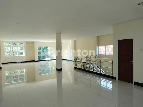 image DI SEWAKAN RUKO 2 LANTAI MULTIGUNA BARU GRESS DI KOTA LAMONGAN (5)