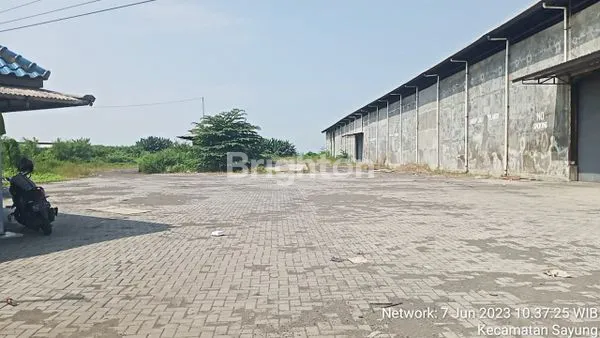 SAYUNG GUDANG BESAR LAHAN LUAS SIAP PAKAI TEPI JALAN PANTURA SEMARANG DEMAK