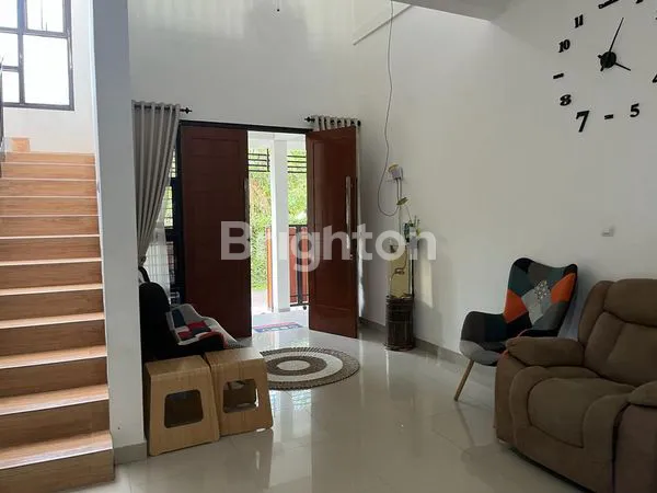 image RUMAH 2 LANTAI SIAP HUNI SANGAT TERAWAT (2)