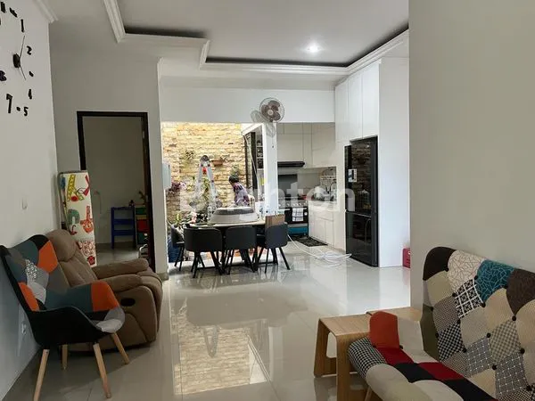 image RUMAH 2 LANTAI SIAP HUNI SANGAT TERAWAT (3)