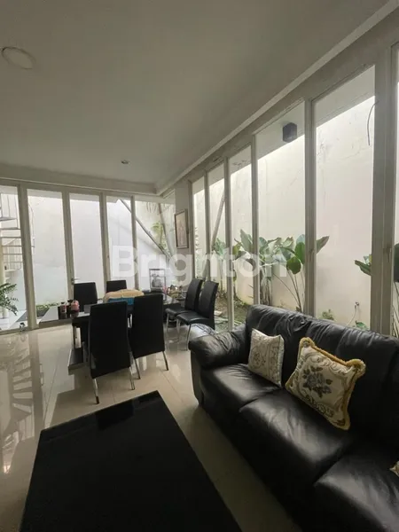 image MEWAH RUMAH 2UNIT MURAH 2 LANTAI SEMI FURNISH THE MANSION PAKUWON INDAH DEKAT PAKUWON MALL GWALK CITRALAND MAYJEN SUNGKONO CIPUTRA WORLD PINTU MASUK TOLL SURABAYA AREA RAMAI TIDAK SEPI, SURABAYA (4)