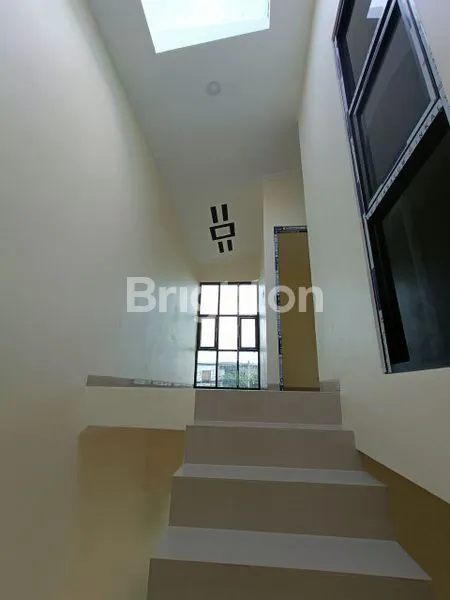 image RUMAH 2 LANTAI BARU GRESS NEW 700 JUTAAN KENJERAN SURABAYA UTARA. DEKAT PASAR ATOM PAKUWON CITY MERR OERR KEDUNG COWEK (2)