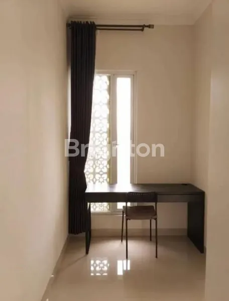 image RUMAH CANTIK  2 LANTAI FULL FURNISH DI CLUSTER NYAMAN & PERUMAHAN STRATEGIS LENGKAP FASILITAS  (3)