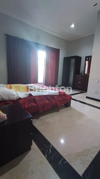 image RUMAH HOOK MEWAH MANYAR SURABAYA TIMUR DILENGKAPI KOLAM RENANG (4)