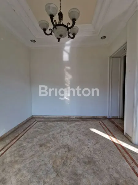 image RUMAH CLASSIC DARMO HILL FULL MARMER TATANAN LOS (4)