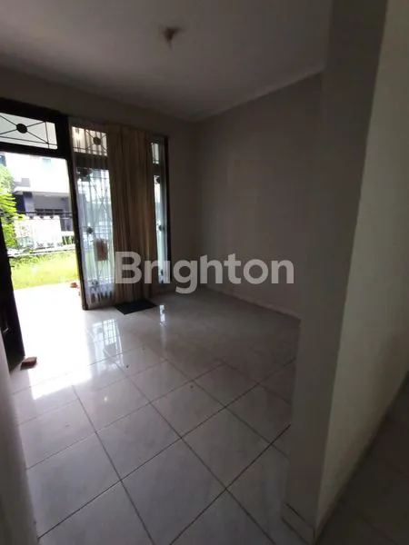 image RUMAH MEWAH STRATEGIS SIAP HUNI DI TENGAH KOTA SANGAT NYAMAN (2)