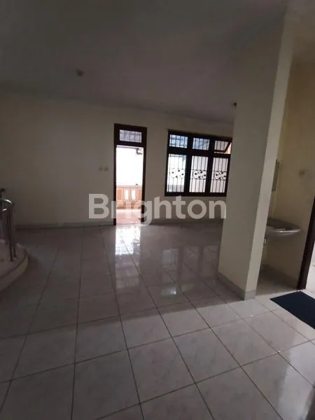 image RUMAH MEWAH STRATEGIS SIAP HUNI DI TENGAH KOTA SANGAT NYAMAN (7)