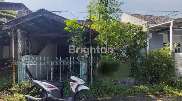 image JUAL RUMAH HITUNG TANAH BONUS BANGUNAN LAMA AREA PERUMAHAN DEKAT TOL TAMBAK SUMUR, MERR, UPN, UBAYA (1)