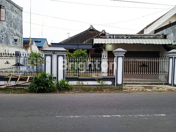 image RUMAH TENGAH KOTA KEPATIHAN TULUNGAGUNG (1)
