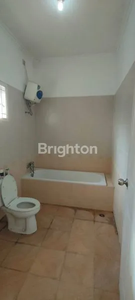 image RUMAH TERAWAT JALAN UTAMA PURI SURYA JAYA ATHENA GEDANGAN (4)