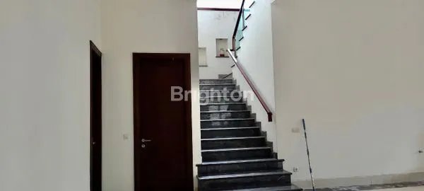 image RUMAH HOOK LUAS ASRI SPEK MEWAH DI LIPPO KARAWACI (3)