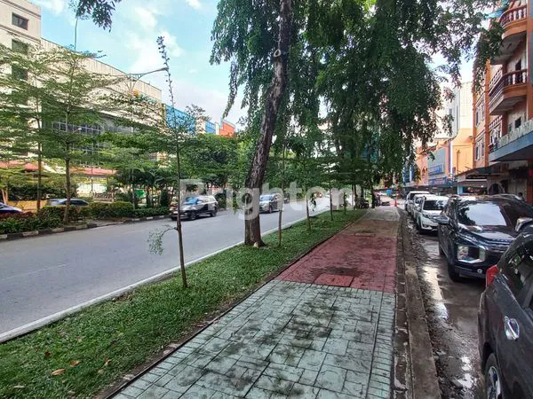 RUKO NAGOYA HADAP JALAN JALUR UTAMA PUSAT KERAMAIAN KOTA NAGOYA