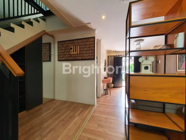 image DIJUAL RUMAH CANTIK DAN MEWAH DUA LANTAI DI PERUM SPRING HILL (2)