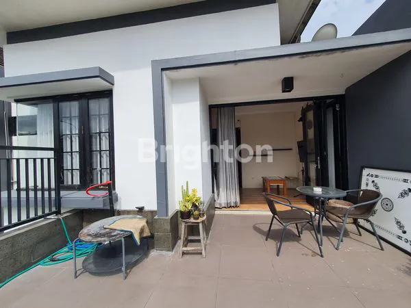 image DIJUAL RUMAH CANTIK DAN MEWAH DUA LANTAI DI PERUM SPRING HILL (3)