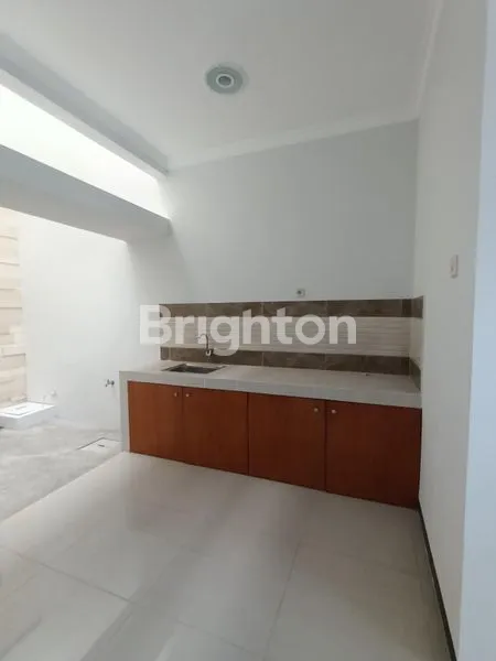 image RUMAH MINIMALIS 2 LANTAI BARU GRESS UNDER 1M DI TENGAH KOTA SOLO (2)