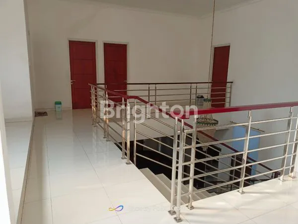 image RUMAH MEWAH HOOK DENGAN VENTILASI UDARA SANGAT BAIK DI STRATEGIS AREA SURABAYA BARAT DEKAT DENGAN RS WIYUNG, MCD, SEKOLAH TERNAMA DI SBY, PAKUWON MALL (3)