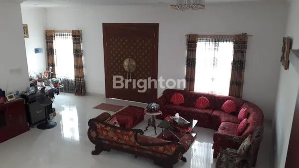 image RUMAH MEWAH HOOK DENGAN VENTILASI UDARA SANGAT BAIK DI STRATEGIS AREA SURABAYA BARAT DEKAT DENGAN RS WIYUNG, MCD, SEKOLAH TERNAMA DI SBY, PAKUWON MALL (2)