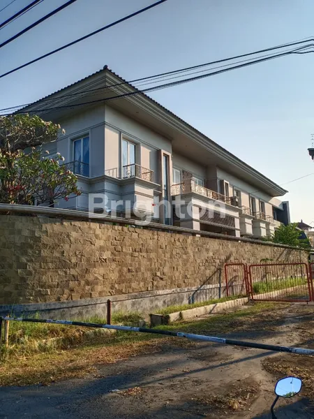 image RUMAH MEWAH CLASSIC DI DHARMAHUSADA INDAH SURABAYA NEGO (1)