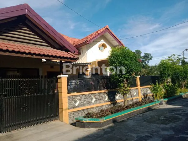 image PERUMAHAN TAMAN PONDOK INDAH, LOKASI STRATEGIS DI JALAN KEMBAR RAYA WIYUNG SURABAYA, ROW JALAN LEBAR, BEBAS BANJIR, AKSES MUDAH KE PUSAT KOTA MAUPUN LUAR KOTA, HANYA 2 KM DARI GATE TOL GUNUNGSARI (2)