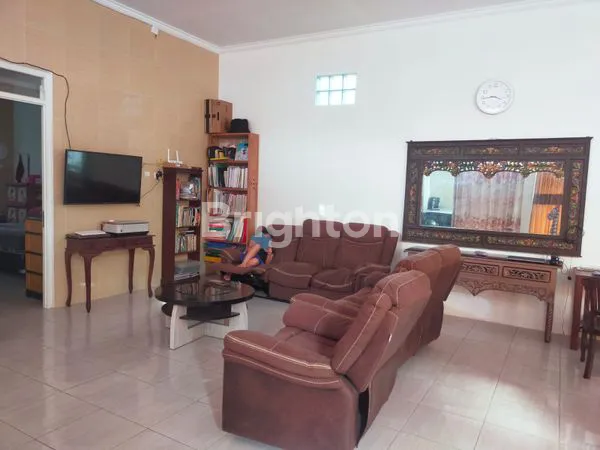 image DIJUAL RUMAH BESAR DENGAN KOLAM RENANG PRIBADI, DEKAT JALAN MAGELANG DAN DEKAT KE HOTEL HAYTT. (4)