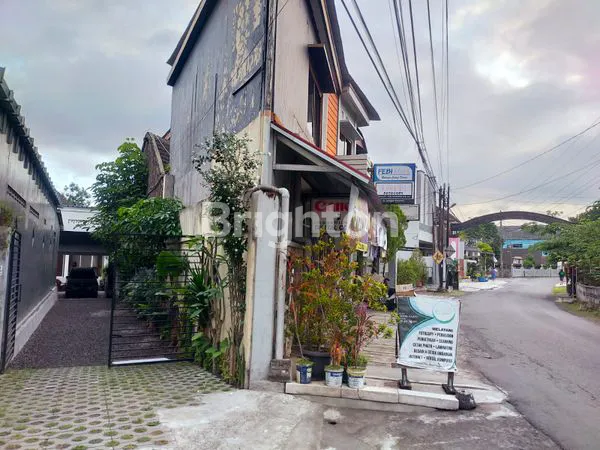 image DIJUAL RUMAH BESAR DENGAN KOLAM RENANG PRIBADI, DEKAT JALAN MAGELANG DAN DEKAT KE HOTEL HAYTT. (1)