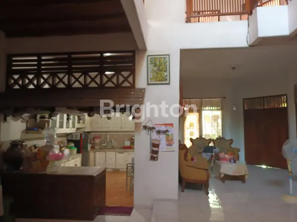 image RUMAH KLASIK DENGAN 2 PINTU DEPAN DAN BELAKANG DI KUTISARI SURABAYA (7)