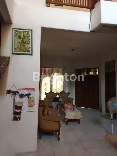 image RUMAH KLASIK DENGAN 2 PINTU DEPAN DAN BELAKANG DI KUTISARI SURABAYA (2)