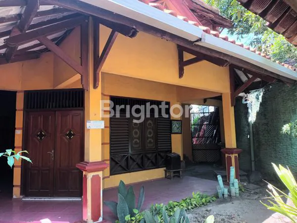 image RUMAH KLASIK DENGAN 2 PINTU DEPAN DAN BELAKANG DI KUTISARI SURABAYA (3)