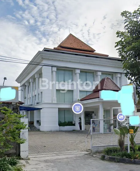 image BANGUNAN SIAP PAKAI! LOKASI STRATEGIS! 3 LANTAI! AREA PARKIR LUAS SEKALI, ROW JALAN 5 MOBIL PAPASAN! TIDAK BANJIR (1)